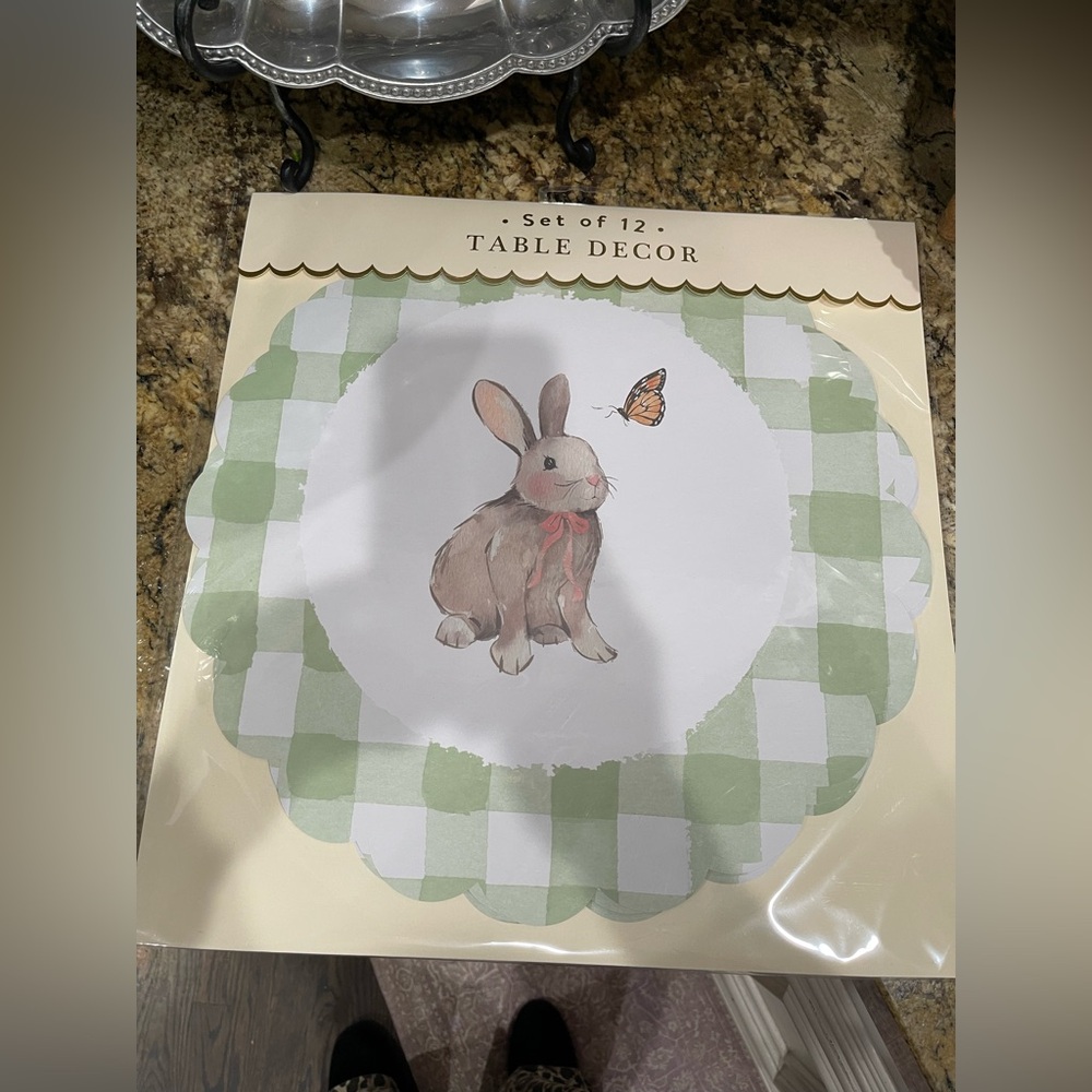 Heatherlee Chan (12) 16” Rabbit scalloped edge green and white paper placemats